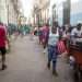 Personas caminan bajo el sol en una calle de La Habana, en sus actividades cotidianas. Foto: Otmaro Rodríguez.
