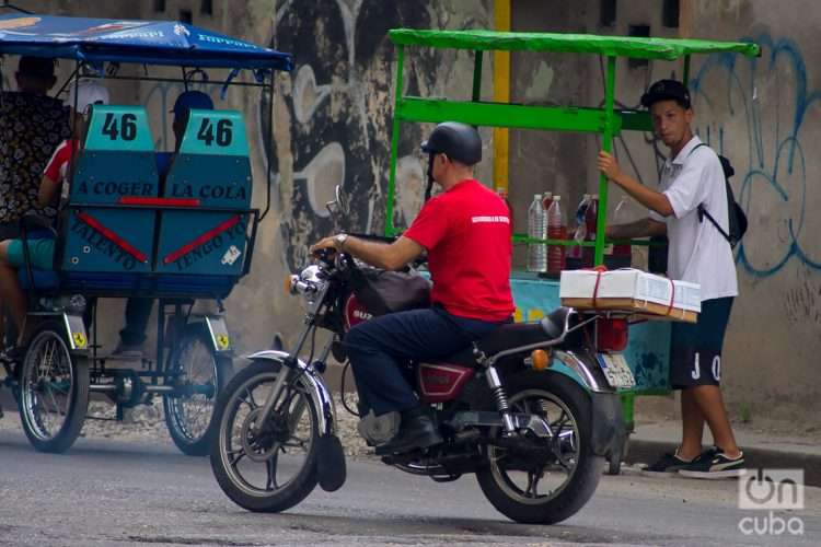 Un motorista y un vendedor particular de refescos con su carrito, en una calle de La Habana. Foto: Otmaro Rodríguez.