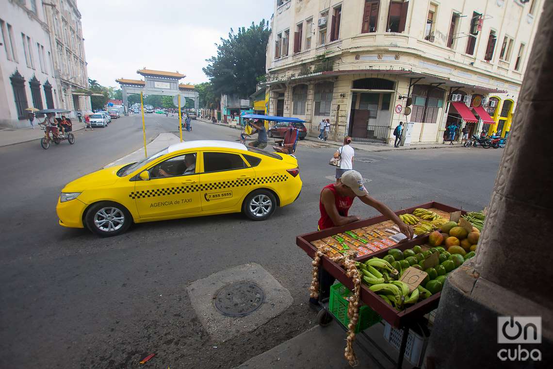 Un vendedor particular de productos agrícolas en La Habana. Foto: Otmaro Rodríguez.