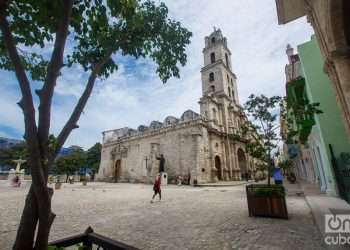 Basílica menor del Convento de san Francisco de Asís y la plaza de igual nombre, en La Habana Vieja, entorno del Jardín Madre Teresa de Calcuta. Foto: Otmaro Rodríguez.