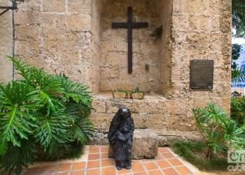 Escultura de la Madre Teresa de Calcuta, del artista José Villa Soberón, en el Jardín que honra a la religiosa, en el centro histórico de La Habana. Foto: Otmaro Rodríguez.