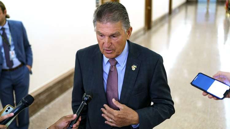 Manchin habla a la prensa tras el acuerdo con el líder demócrata del senado. | Foto: The Hill