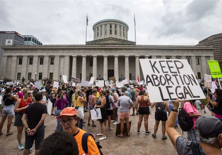 Manifestantes pro-aborto en Ohio. Foto: Toldedo Blade.