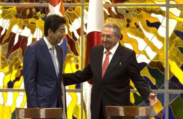 El presidente Raúl Castro y el primer ministro japonés Shinzo Abe, en La Habana, el 22 de septiembre de 2016. Foto: Ismael Francisco/Cubadebate.