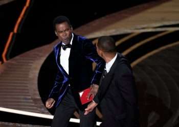Instante en que Smith golpea a Rock en el escenario de los premio Oscar. | Foto: USA Today