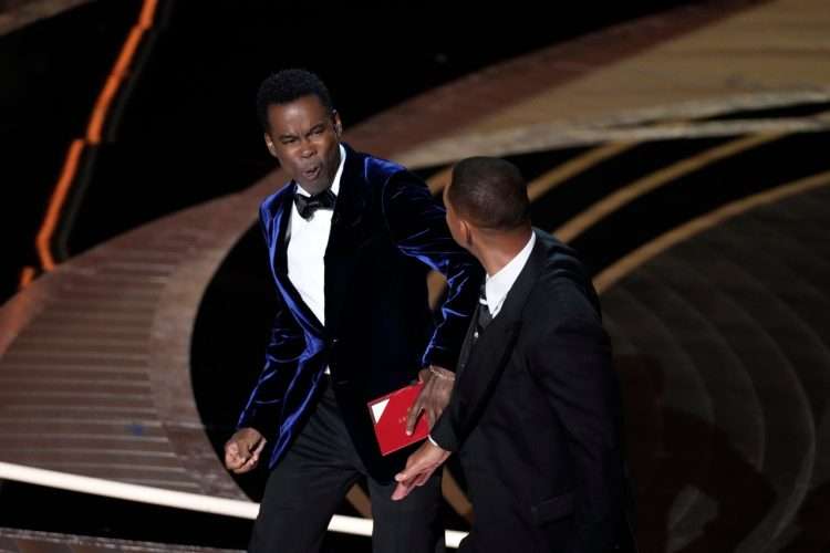 Instante en que Smith golpea a Rock en el escenario de los premio Oscar. | Foto: USA Today