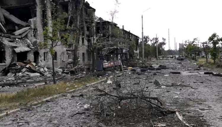 Edificios residenciales dañados en Lisichansk, región de Lugansk, Ucrania, la madrugada del domingo 3 de julio de 2022. Foto: AP.