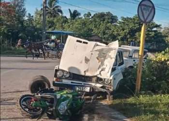Auto y moto eléctrica involucrados en un accidente de tránisto en Manzanillo, en la provincia cubana de Granma. Foto: Radio Granma / Facebook.