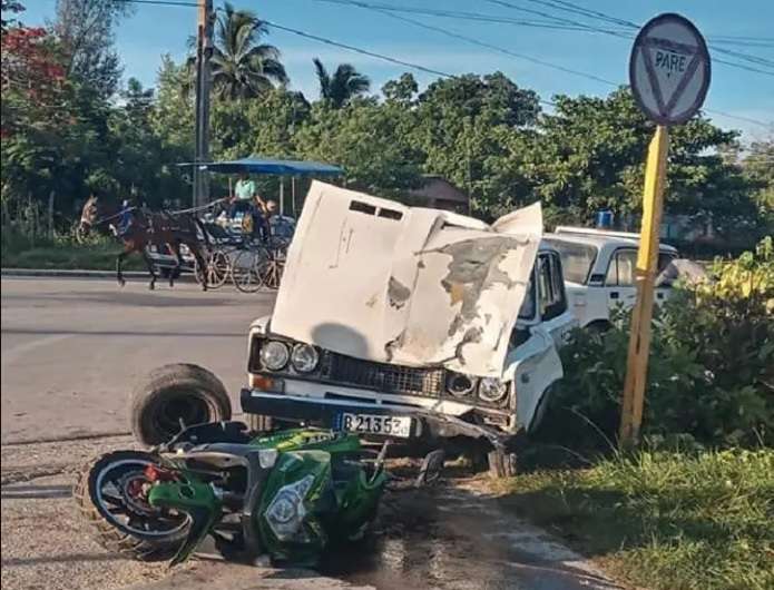 Auto y moto eléctrica involucrados en un accidente de tránisto en Manzanillo, en la provincia cubana de Granma. Foto: Radio Granma / Facebook.