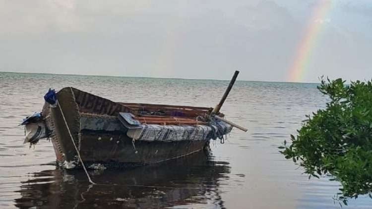 Embarcación rústica en la que 14 cubanos llegaron al sur de Florida. Foto: Servicio Guardacostas de EE.UU.
