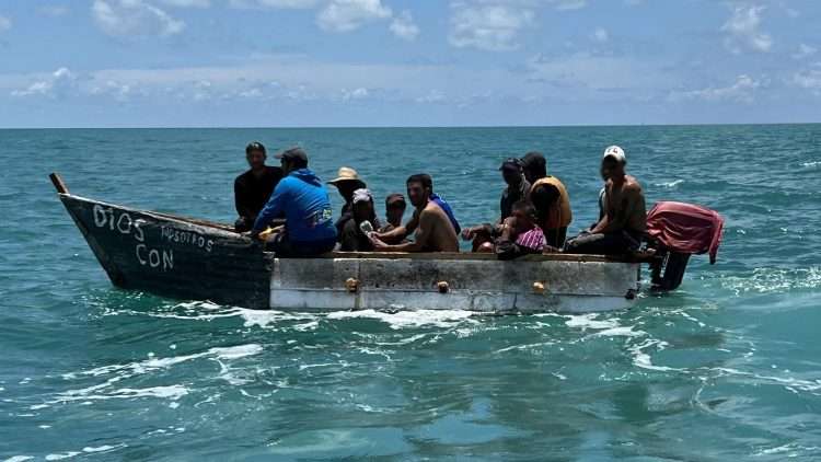 Balseros cubanos interceptados por la Guardia Costera de EEUU. Foto: Guardia Costera / Twitter.