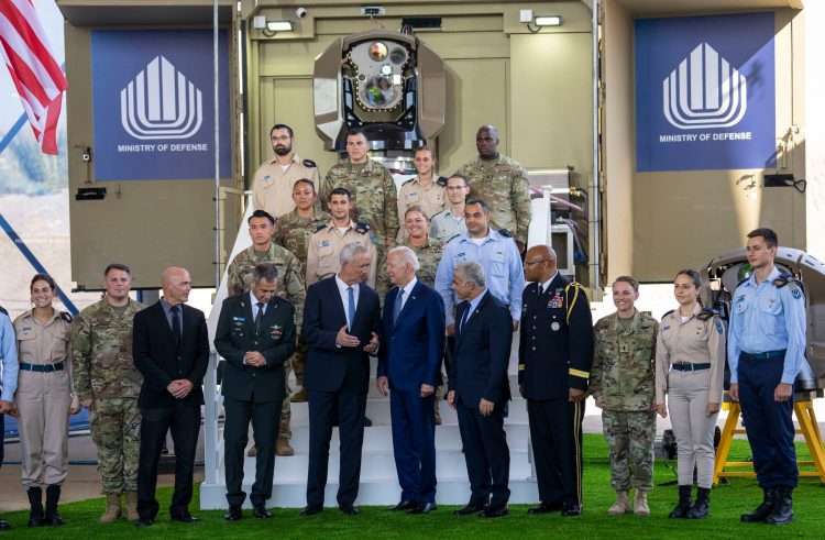 El presidente Biden con el ministro de defensa israelí, Benny Gantz, a la izquierda, y el primer ministro Yair Lapid el miércoles en Telaviv. | Foto: Doug Mills / The New York Times