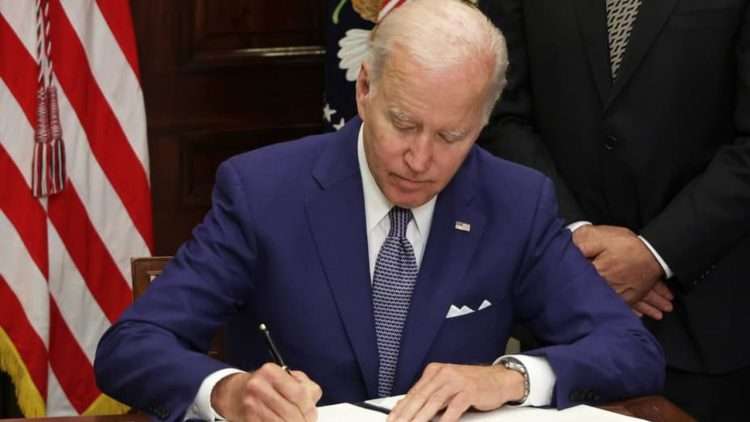 El presidente Joe Biden firma la orden Ejecutiva que busca mantener el derecho al aborto tras el reciente fallo de la Corta Suprema en su contra. Foto: Casa Blanca / Pool.