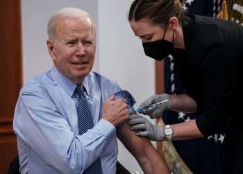 El presidente Biden recibe una segunda vacuna de refuerzo contra el coranavirus en la Casa Blanca el 30 de marzo de 2022. Foto: Kevin Lamarque / Reuters / Archivo.