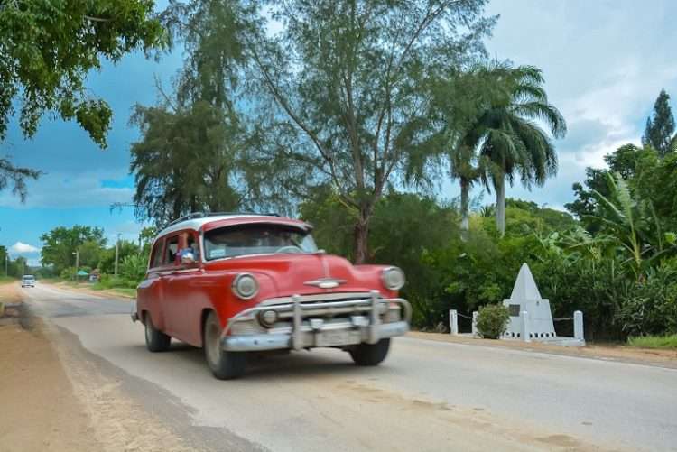 Un auto pasa por la zona de la carretera Holguín-Moa, en el oriente de Cuba, restablecida después de una avería. Foto: Juan Pablo Carreras / ACN.