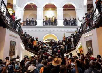 Centenares de manifestantes ocupan la residencia del presidente de Sri Lanka. Foto: Dinuka Liyanawatte / Reuters.