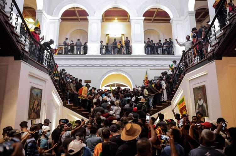 Centenares de manifestantes ocupan la residencia del presidente de Sri Lanka. Foto: Dinuka Liyanawatte / Reuters.