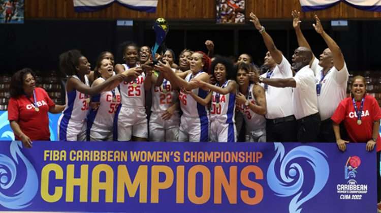 El equipo de Cuba celebra su triunfo en el torneo del Caribe de baloncesto femenino. Foto: Roberto Morejón / Jit.