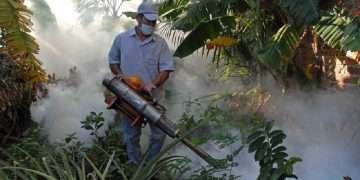 Fumugación contra el mosquito Aedes aegypti en la provincia cubana de Matanzas. Foto: Rodolfo Blanco Cué / ACN / Archivo.