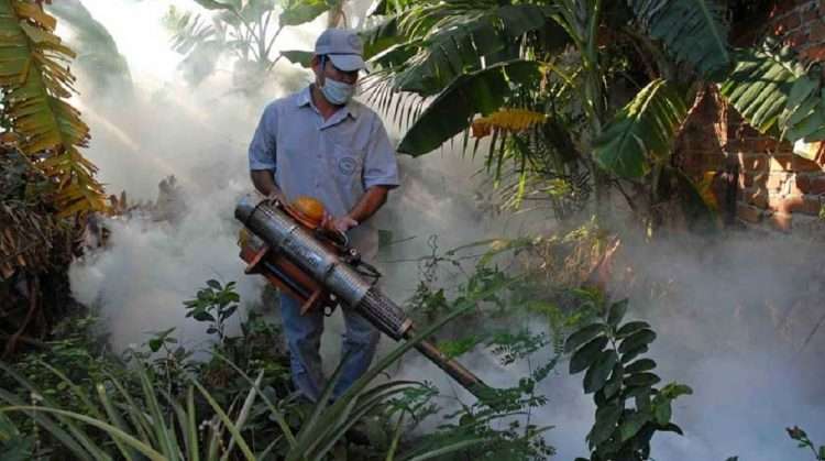 Fumugación contra el mosquito Aedes aegypti en la provincia cubana de Matanzas. Foto: Rodolfo Blanco Cué / ACN / Archivo.