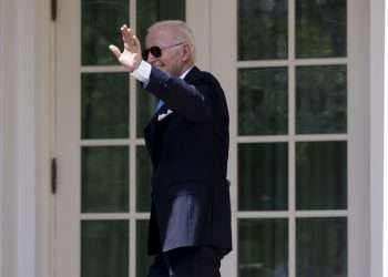 El presidente de los Estados Unidos, Joe Biden, saluda mientras camina hacia la Oficina Oval después de pronunciar unas palabras en el Jardín de las Rosas de la Casa Blanca, durante su primera aparición pública en persona desde que contrajo COVID-19, en Washington, DC, EE. UU., el 27 de julio de 2022. Foto: Michael Reynolds / EFE.