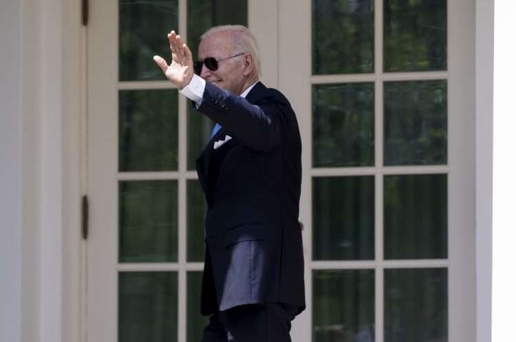 El presidente de los Estados Unidos, Joe Biden, saluda mientras camina hacia la Oficina Oval después de pronunciar unas palabras en el Jardín de las Rosas de la Casa Blanca, durante su primera aparición pública en persona desde que contrajo COVID-19, en Washington, DC, EE. UU., el 27 de julio de 2022. Foto: Michael Reynolds / EFE.