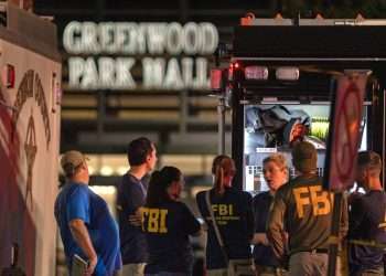 Agentes del FBI reunidos en la escena de un tiroteo, el domingo 17 de julio de 2022, en el Greenwood Park Mall, en Greenwood, Indiana. Foto: Kelly Wilkinson/The Indianapolis Star, vía AP.