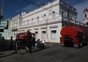 Fuerzas del cuerpo de bomberos en los alrededores del hotel La Unión, en Cienfuegos, tras reportarse un escape de gas en el lugar. Foto: Perlavisión.