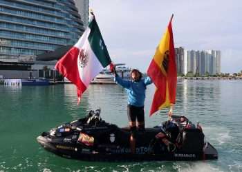 El explorador y marino español Álvaro Marichalar, a bordo de su pequeña embarcación "Numancia" llega a un muelle del balneario de Cancún, Quintana Roo (México). Foto: Alonso Cupul/Efe.
