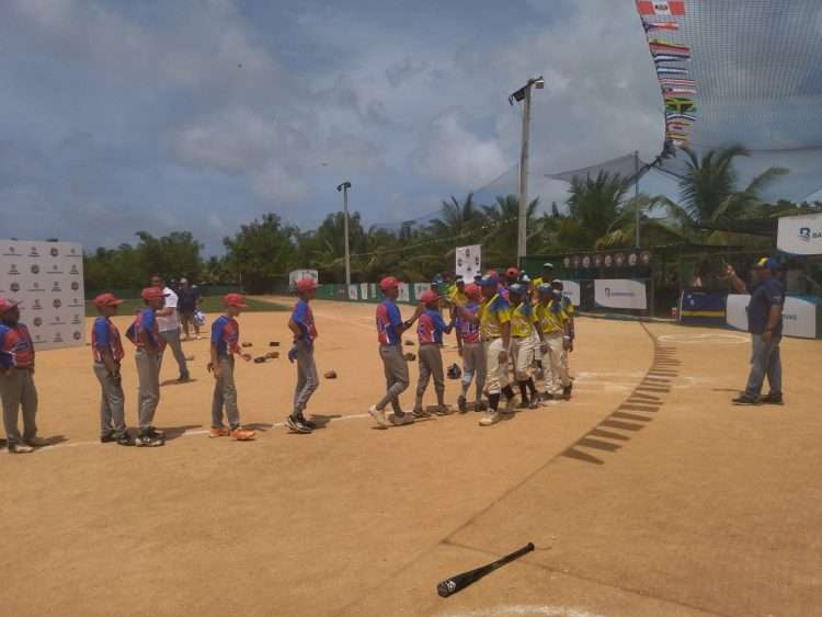 El equipo de Santa Clara (izq), representante de Cuba en el torneo caribeño de las Pequeñas Ligas, saluda a su similar de Curazao A, su victimario en la final del certamen. Foto: Yunier Sifonte / Twitter.
