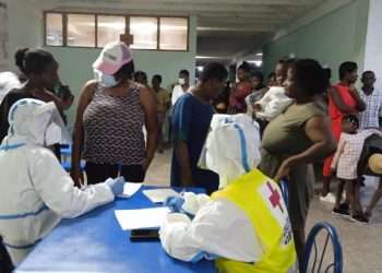Migrantes haitianos son atendidos por personal de la Cruz Roja de Cuba, en Cienfuegos. Foto: Yariel Castillo / Perlavisión.