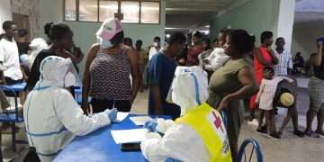 Migrantes haitianos son atendidos por personal de la Cruz Roja de Cuba, en Cienfuegos. Foto: Yariel Castillo / Perlavisión.