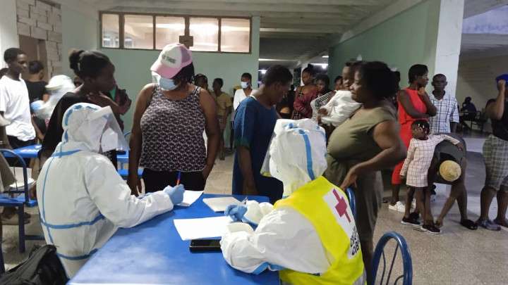 Migrantes haitianos son atendidos por personal de la Cruz Roja de Cuba, en Cienfuegos. Foto: Yariel Castillo / Perlavisión.