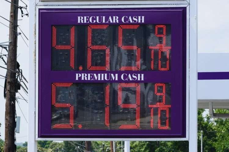 Los precios de la gasolina mostrados en una estación de servicio en Filadelfia, el martes 12 de julio de 2022. Foto: Matt Rourke/Ap.