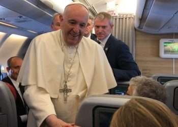 Francisco durante el vuelo a Canadá. Foto: Noticias del Vaticano.