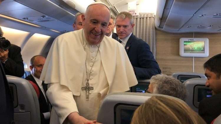 Francisco durante el vuelo a Canadá. Foto: Noticias del Vaticano.