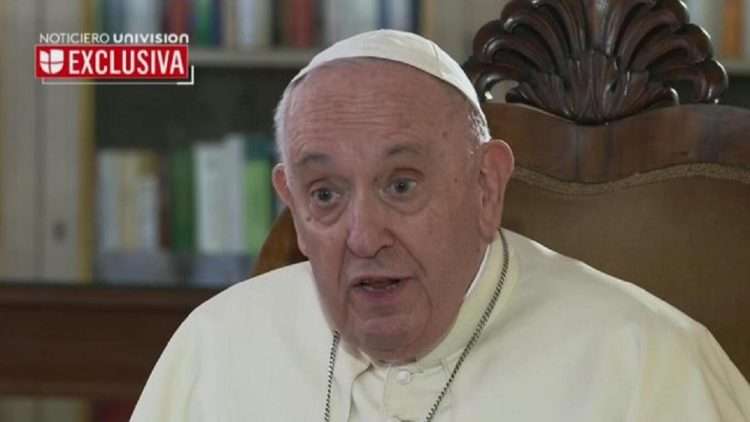 El papa Francisco durante una entrevista televisiva. Foto: Univisión.