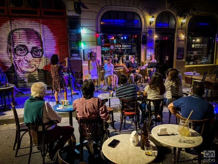 Artistas se presentan en las afueras de un restaurante en Buenos Aires. Foto: Kaloian.