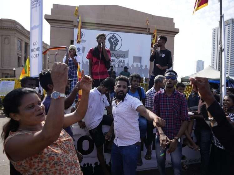 Decenas de manifestantes bailan gritando consignas contra el presidente Gotabaya Rajapaksa frente a su oficina en Colombo, Sri Lanka, el miércoles. | Foto: Eranga Jayawardena / AP