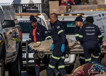 Al menos 19 personas murieron en dos tiroteos masivos en dos localidades de Sudáfrica. Foto: AP