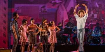 Escena de la obra “Tocororo Suite”, interpretada por el gran bailarín y coreógrafo cubano Carlos Acosta y su compañía. Foto: dancetabs.com / Archivo.
