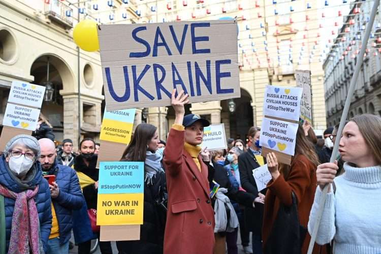 Manifestación contra la invasión rusa a Ucrania en una plaza de Turín, Italia. Foto: Alessandro Di Marco/EFE.