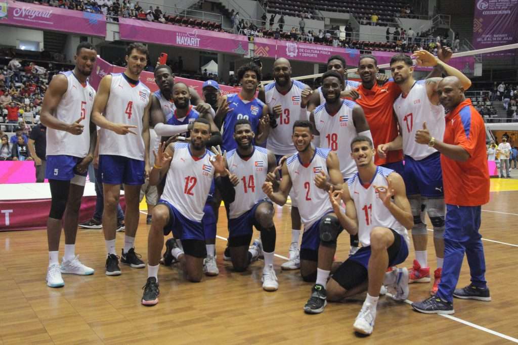 Imagen de archivo del equipo cubano de voleibol masculino, junto a su cuerpo técnico. Foto: Norceca / Archivo.