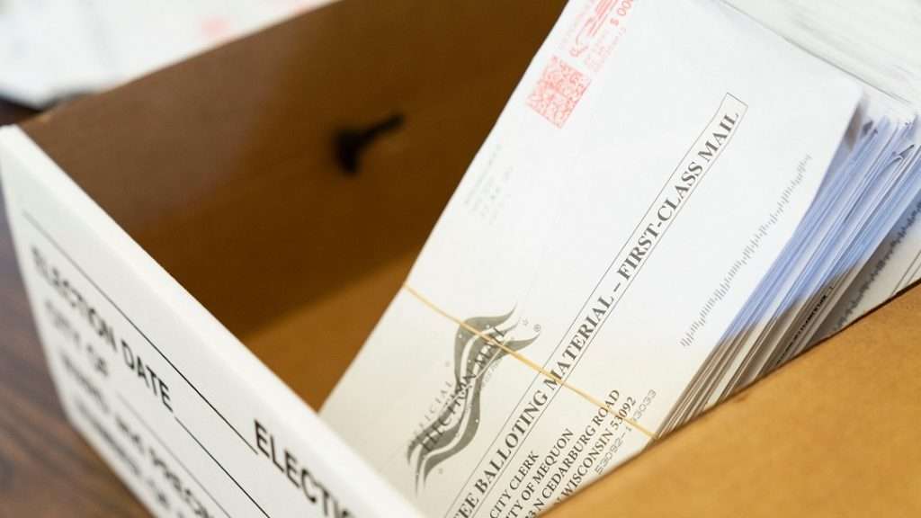 Boletas para el voto electoral por correo en Wisconsin, Estados Unidos. Foto: Lauren Justice / The New York Times / Archivo.
