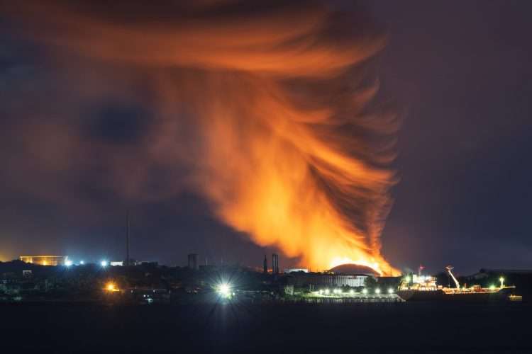 Incendio en zona industrial de Matanzas. Noche del día 7 de agosto de 2022. Foto: Raúl Navarro González.