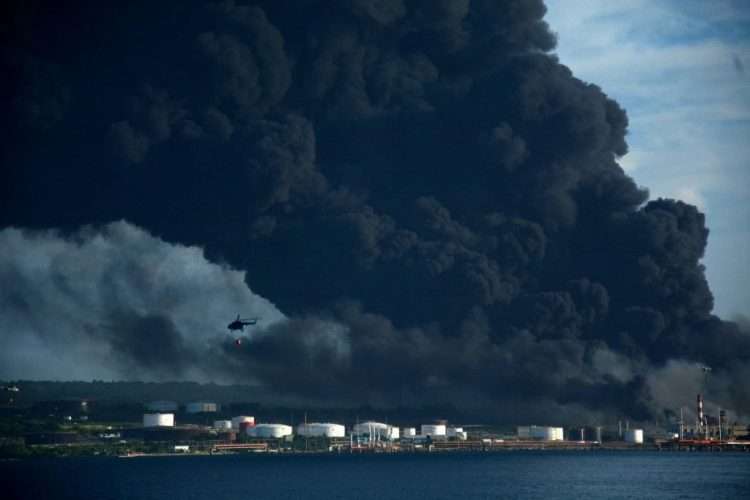 Fire at the Matanzas Supertanker Base.  Photo: Ricardo López Hevia / Facebook.