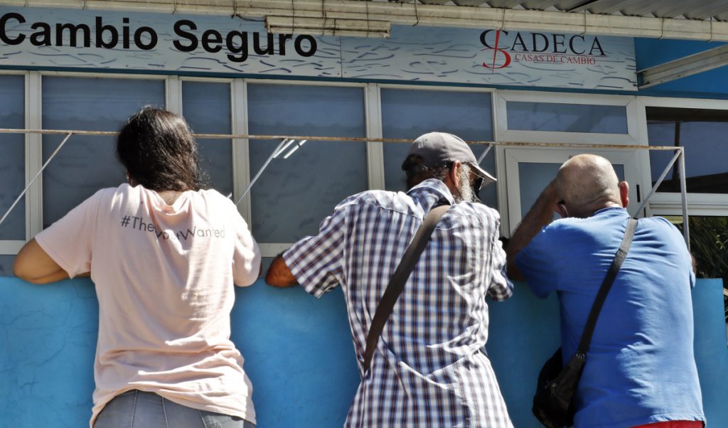 Varias personas esperan afuera de una casa de cambio (CADECA), con la intención de comprar divisas, en La Habana, el 23 de agosto de 2022. Foto: Ernesto Mastrascusa / EFE.