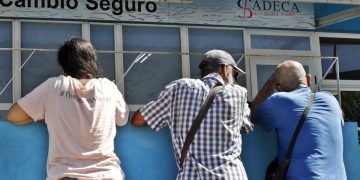 Varias personas esperan afuera de una casa de cambio (CADECA), con la intención de comprar divisas, en La Habana, el 23 de agosto de 2022. Foto: Ernesto Mastrascusa / EFE.
