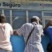 Varias personas esperan afuera de una casa de cambio (CADECA), con la intención de comprar divisas, en La Habana, el 23 de agosto de 2022. Foto: Ernesto Mastrascusa / EFE.