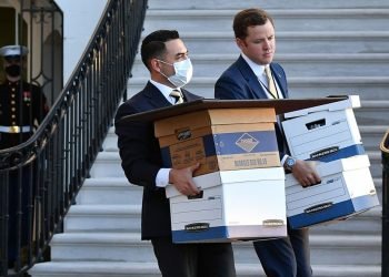 Asistentes de la Casa Blanca cargando cajas de documentos al final del mandato del presidente Trump en 2021. Foto: AFP.